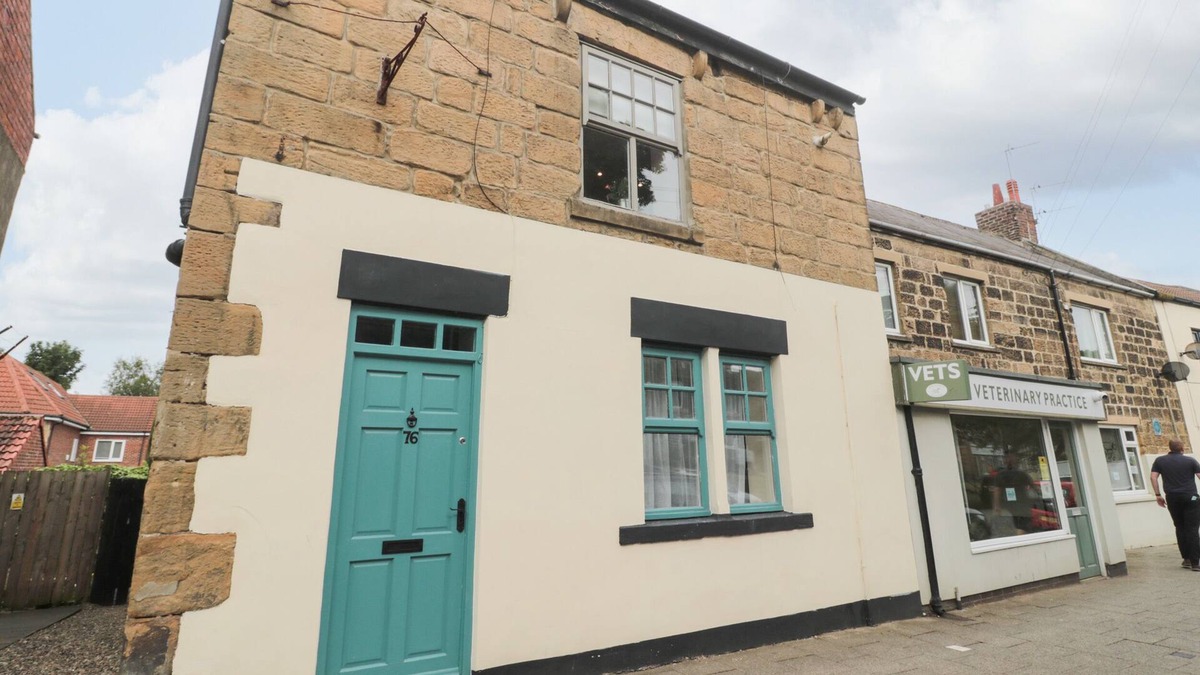 Bedlington Cottage | HUMFORD HOUSE, pet friendly, with a garden in Bedlington