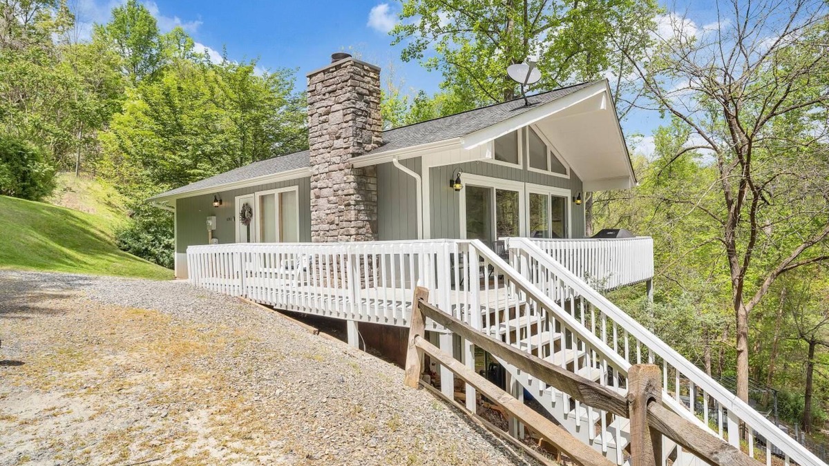 Moneta Cottage | Hummingbird Cottage- charming cottage in quiet cove close to Bridgewater!