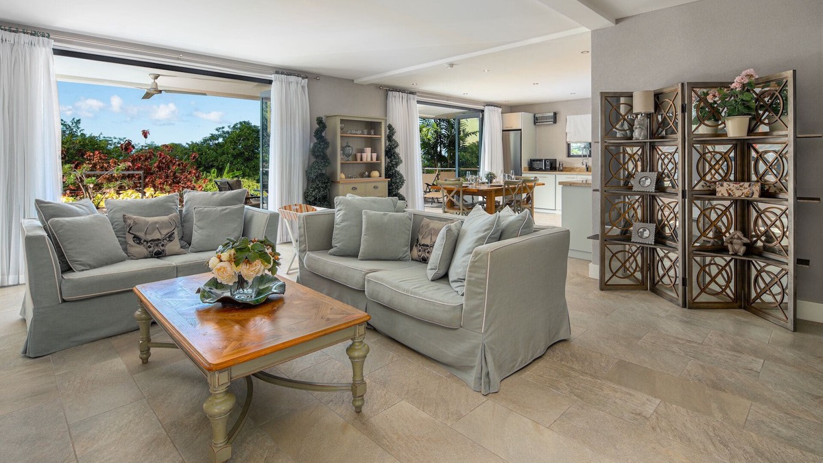 Halcyon Heights House | Hummingbird Cottage - Close to Holetown & Beaches