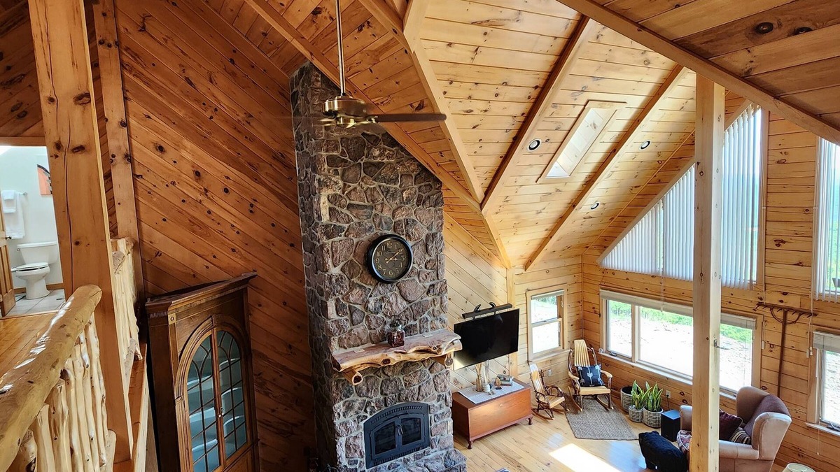 Howard Cabin | Hummingbird Hideaway is the perfect relaxing mountain retreat! Close to PSU!