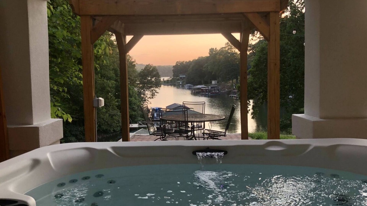 Barium Springs House | Hummingbird Home by AvantStay | Boat House + Dock