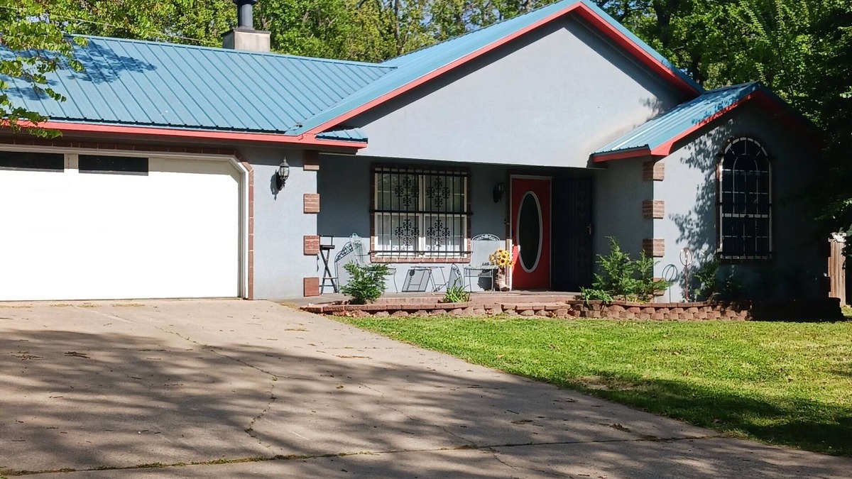 Grove House | Hummingbird House nBeautiful 4 bedroom 2 bath home in the heart of Grove Ok.