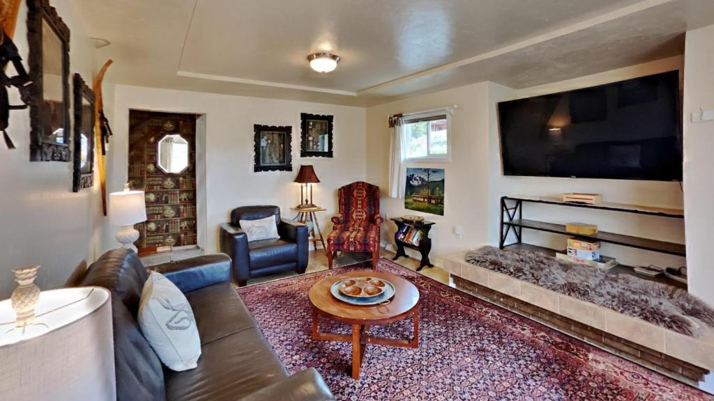 Silverthorne House | Hummingbird House