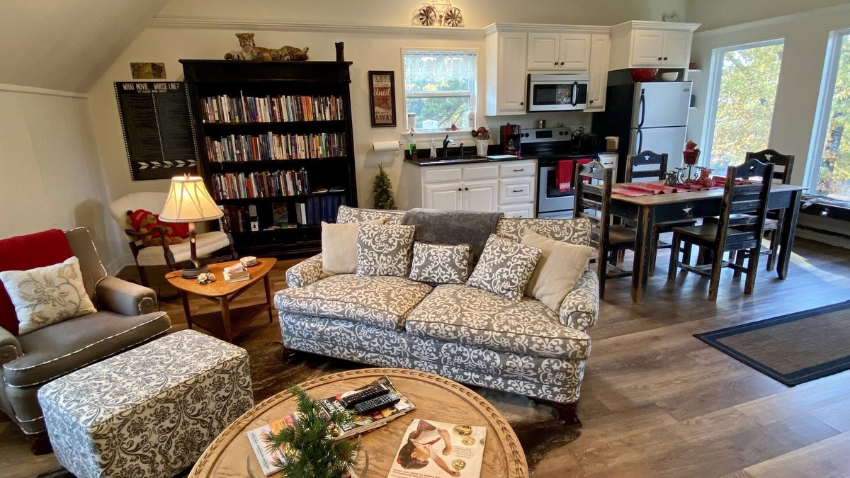 Quitman Apartment | HUMMINGBIRD NEST HIDEAWAY LOFT: East Texas Spiritual Retreat & Country Resort
