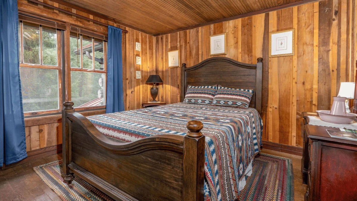 Topton Bed & Breakfast | Hummingbird Suite - Queen Room - 1st level