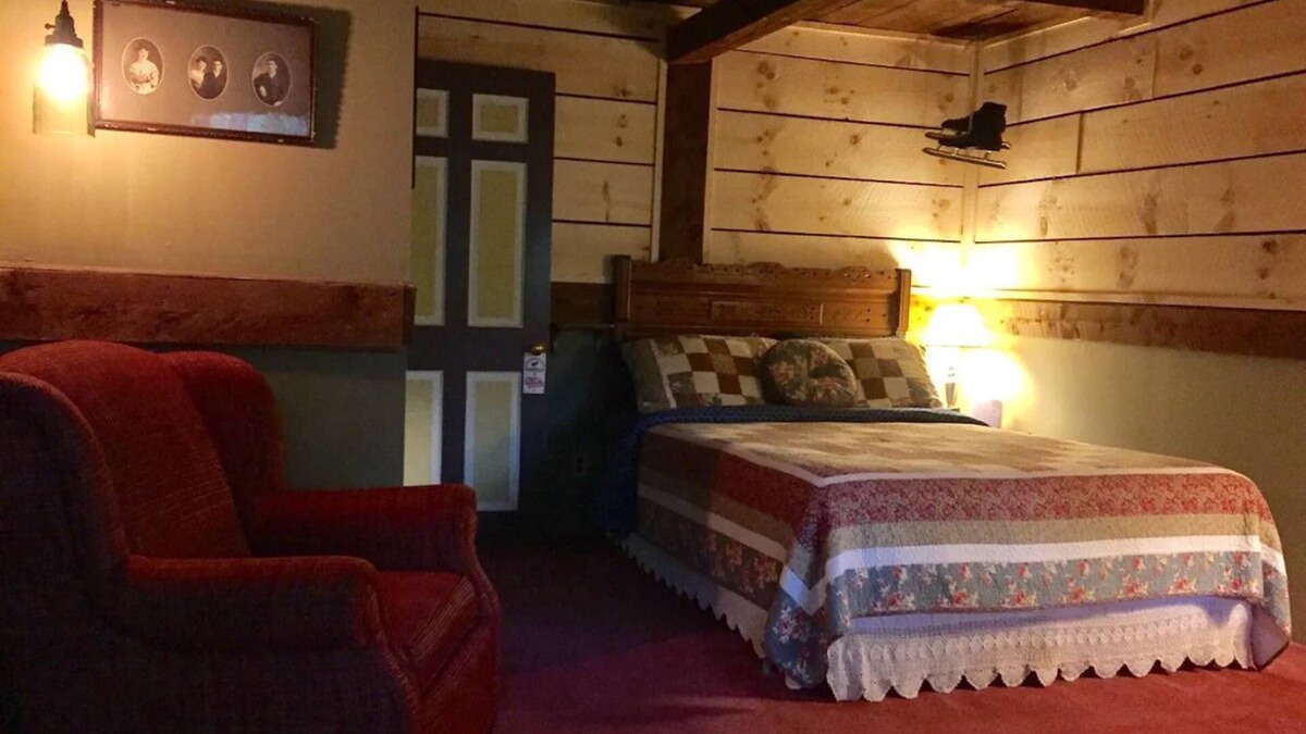 Waterbury Cabin | Hunger Mountain - Grunberg Haus Inn & Cabins