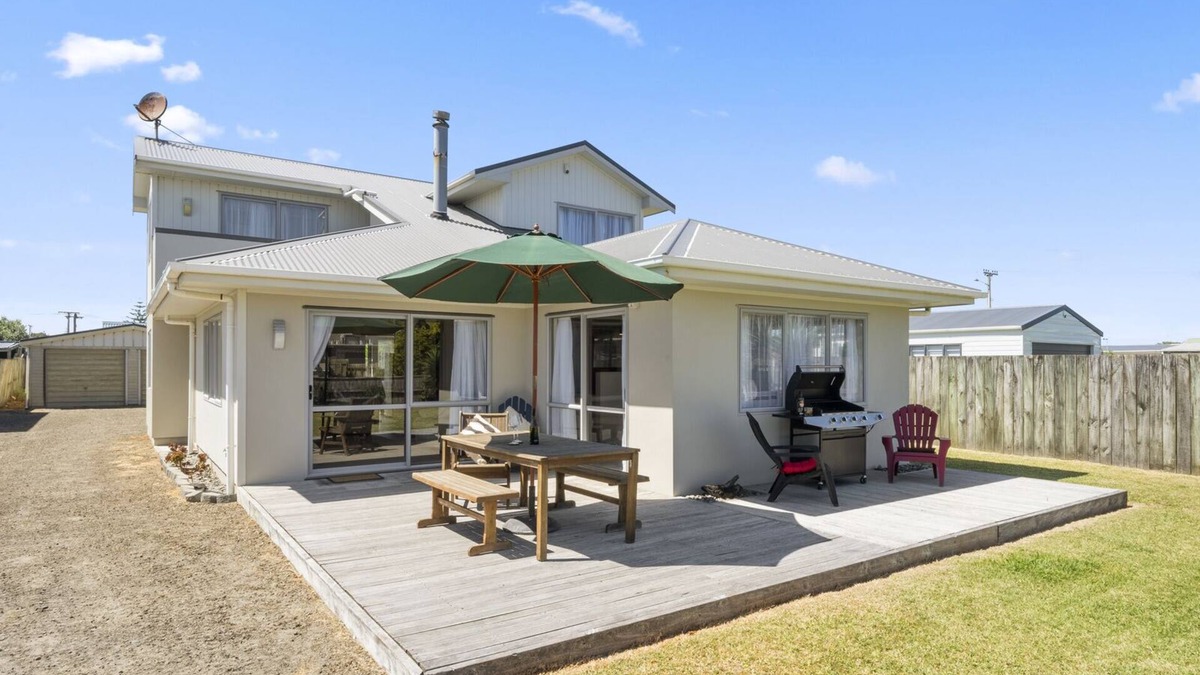 Himatangi Beach House | Hunia Haven - Himatangi Beach Holiday Home