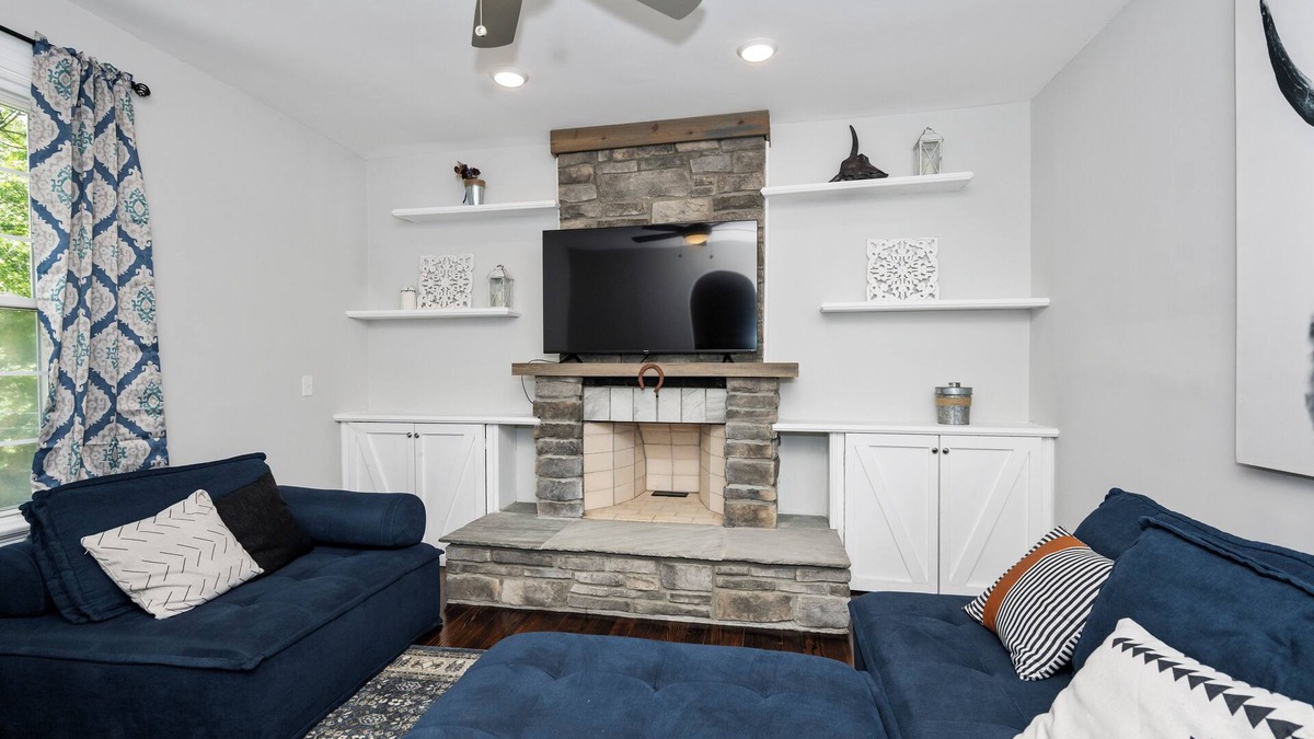 Anderson Township House | Hunley Haven Retreat – Spacious and Private 4 BDR in East Cincy!