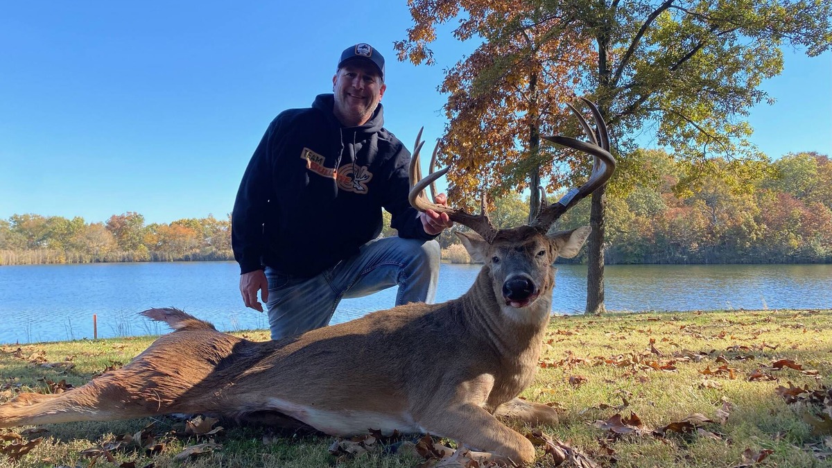 Texico Cabin | Hunt 174 Jefferson Co Illinois deer magnet acres. Deer house, 3 stands, hayblind