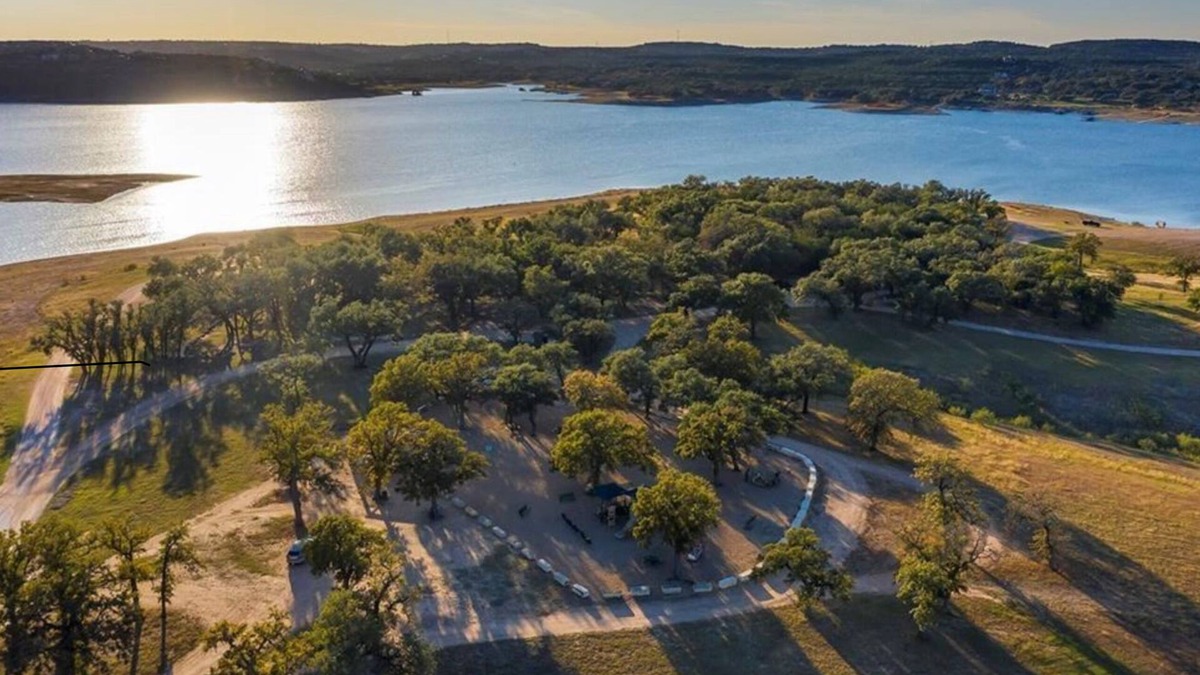 Point Venture House | Hunt Hideaway, charming Lakehouse! Golf Course, Lake Access, Pool, Gym, & more!
