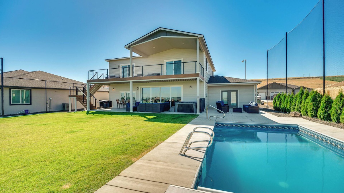 Moses Lake House | Hunt & Hike: Potholes State Park Home Hot Tub