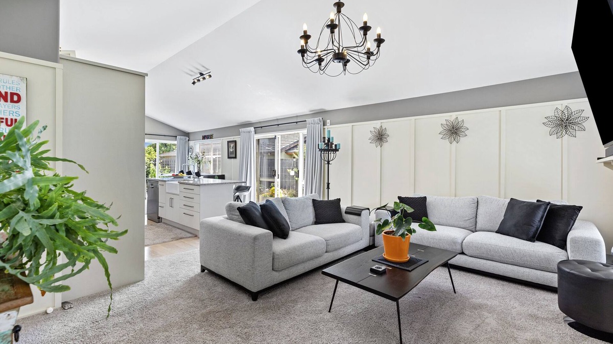 Papamoa Beach House | Hunter Lodge - Papamoa Beach Holiday Home