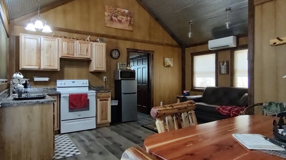 Peebles Cabin | Hunter Lodge (Secluded in Amish Country and peaceful)