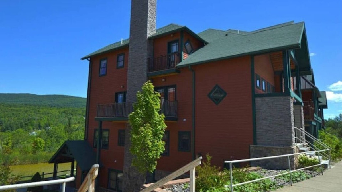 Hunter Condo | Hunter Mountain 2 Bedroom Condo - Steps to Slopes & Zip Line!