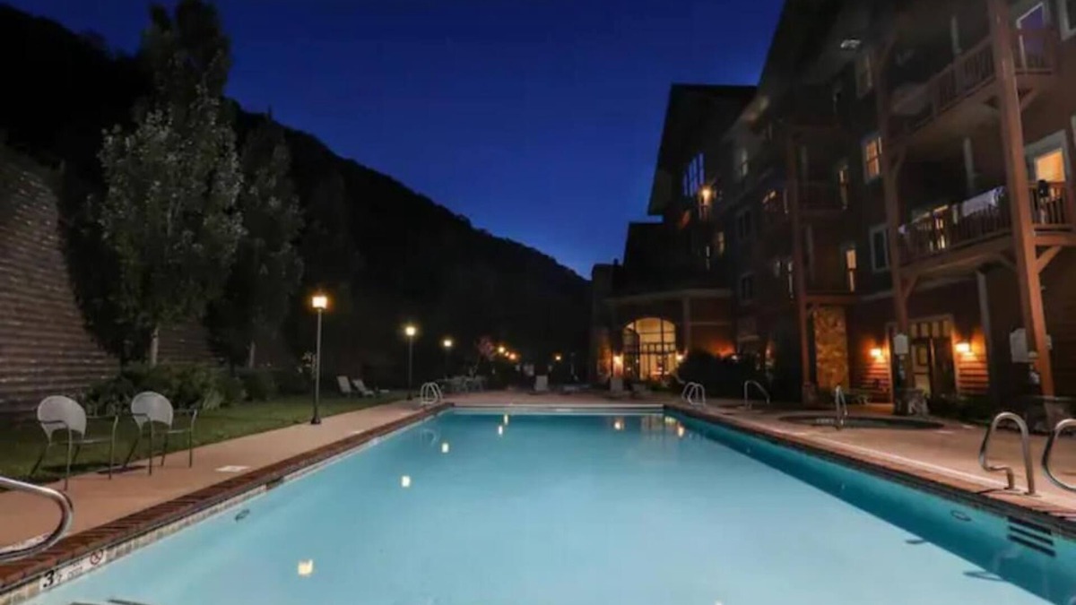 Hunter Condo | Hunter Mtn Slopeside Ski Resort w HotTub Fireplace Heated Pool Restaurant