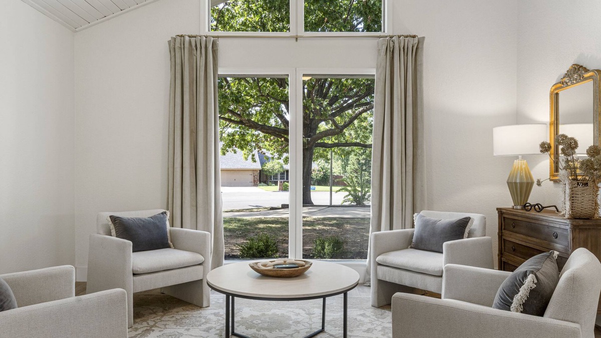 South Tulsa House | Hunter Oaks: Stylish retreat in central Tulsa location