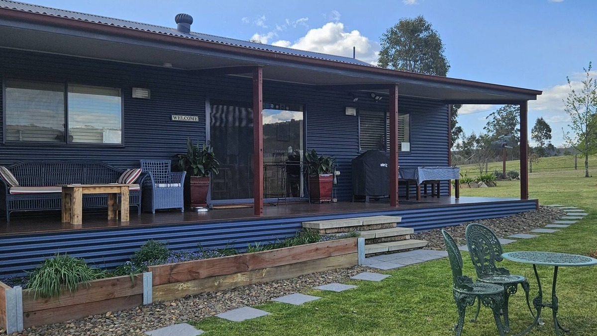 Glendon Brook Cabin | Hunter Valley Rural Lodge - Quaint towns, State forests & Wineries to explore!