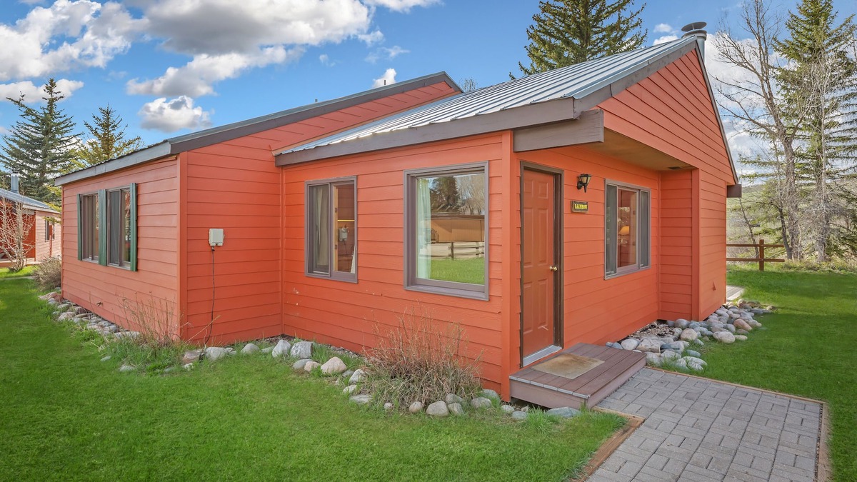 Clark Cabin | Hunters, fishermen, hikers, skiers, snowmobilers, and newlyweds welcome!