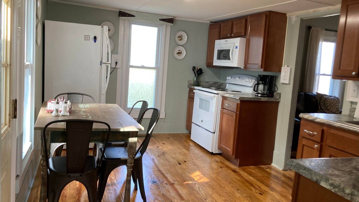 Eddyville House | Hunters & Fishermen Welcome! Cozy Country Cottage w/ Fireplace near Lake Barkley