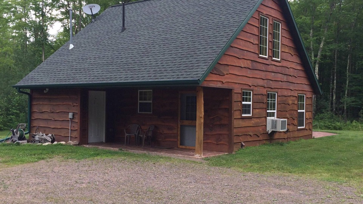 Phillips Cabin | Hunters Hideaway & Secluded Country Cabin for Family Getaways