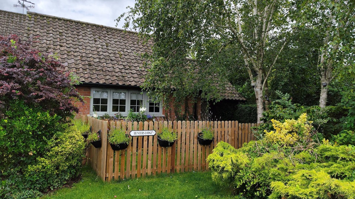 Great Moulton Cottage | HUNTERS LODGE, pet friendly, with a garden in Long Stratton