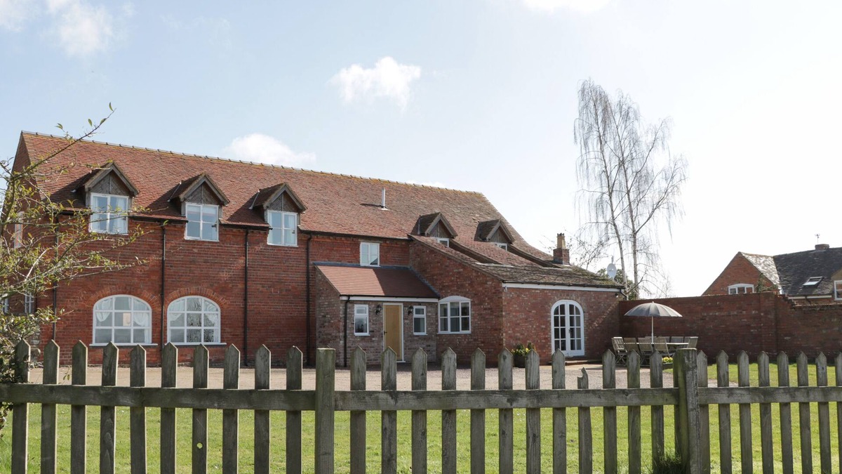 Tenbury Wells Cottage | HUNTERS MOON, pet friendly, with open fire in Tenbury Wells