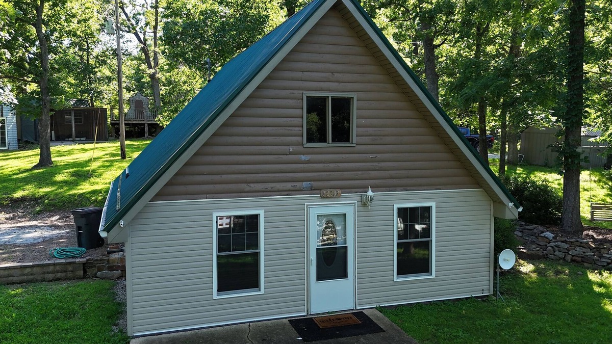 Warsaw House | Hunters Paradise on The Lake. Cozy 2 bedroom house with large back yard