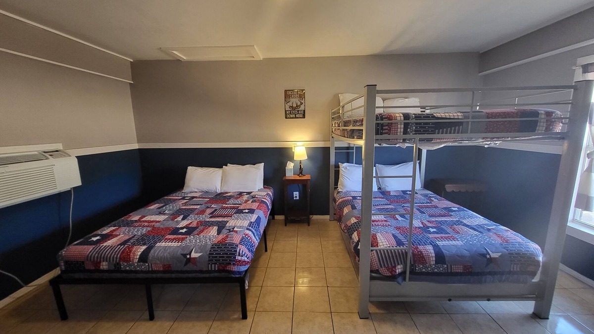 Buchanan Dam Cabin | HUNTERS SUITE SLEEPS 6