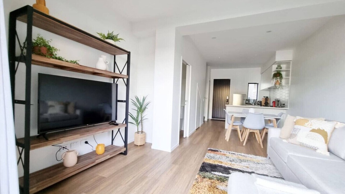 Auckland House | Huntington Townhouse with Patio and Parking
