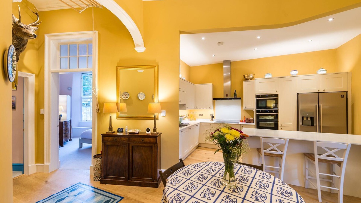 Bonnington Apartment | Huntly Street - An artist's residence