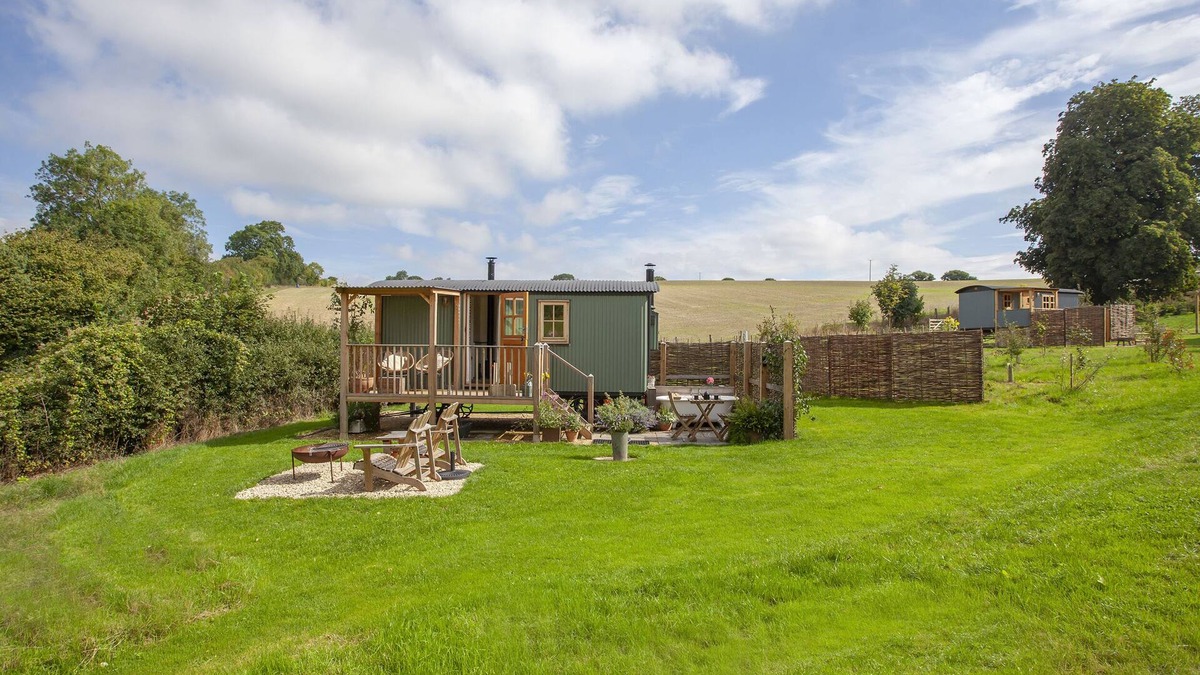 Dorchester Cottage | HURDLEMAKERS HUT, romantic, with open fire in Piddletrenthide