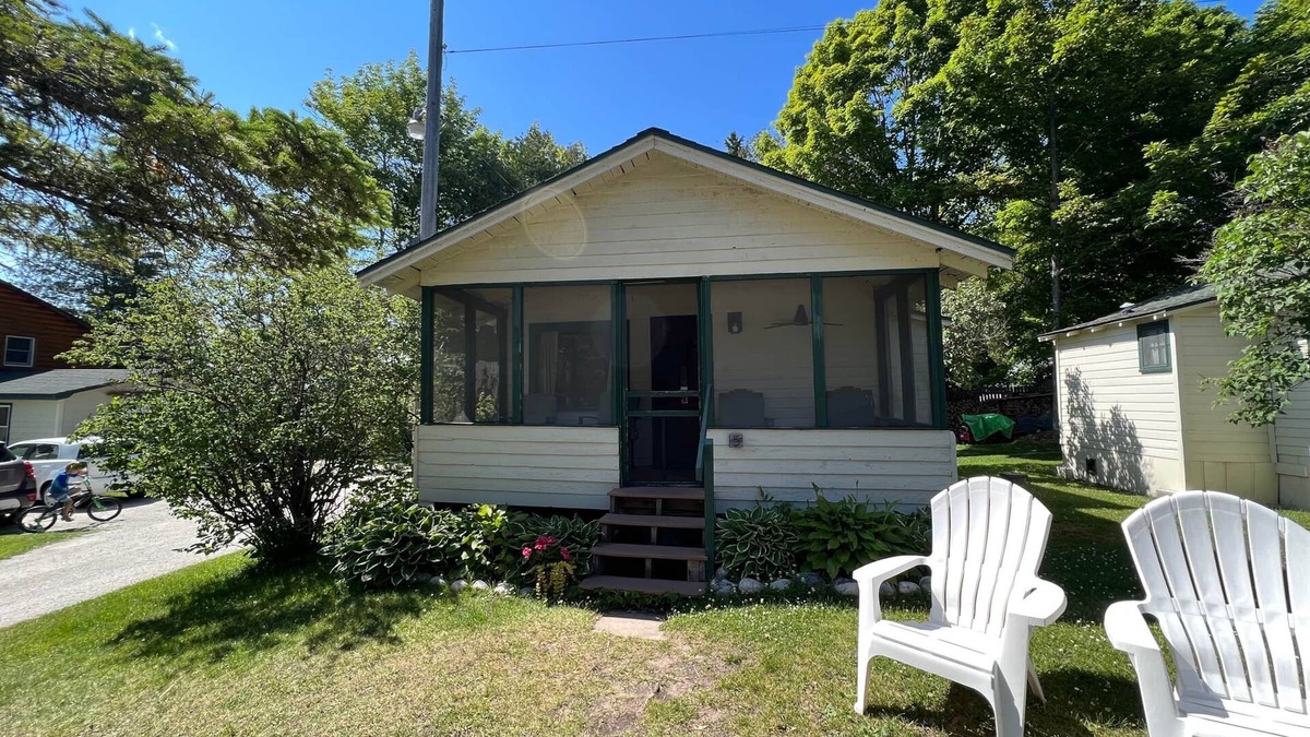 Cedarville Cabin | Huron Cabin - Les Cheneaux Landing