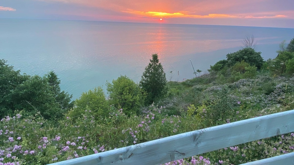 Ashfield-Colborne-Wawanosh Cottage | Huron Lakefront Cottage Charming 8 bedrms 4bths 18+guests 8car/Hotub/pets .