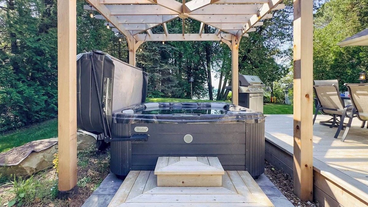 Huron-Kinloss Cottage | Huron Shores - lake view hot tub! - Private Lake Access