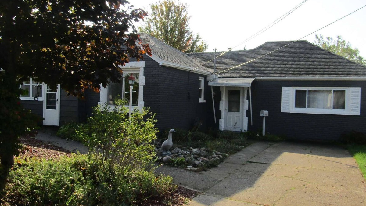 Oscoda House | "Huron Winds" a charming 3-bedroom house just steps from Lake Huron in Oscoda
