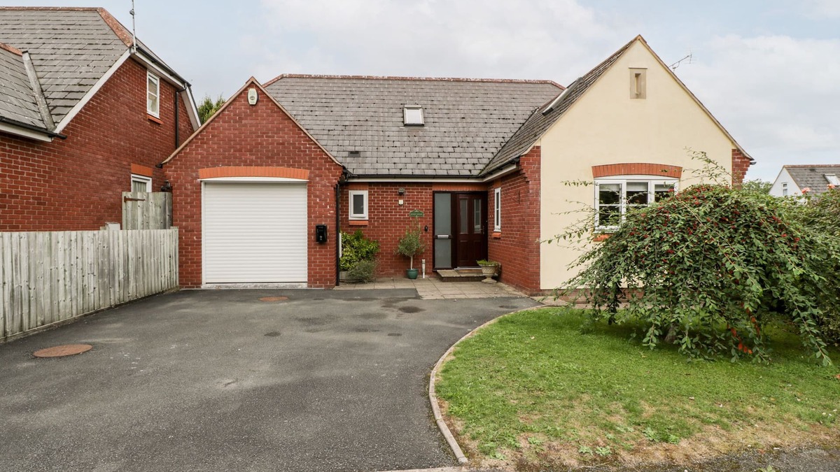 Ewyas Harold Cottage | HURST GREEN, pet friendly, with a garden in Ewyas Harold