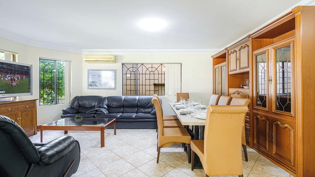 Hurstville House | Hurstville Centre 2-level Large House for 16+ ppl