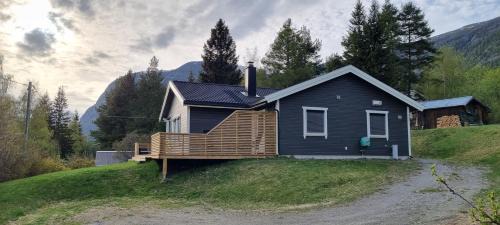 Skjaak House | Hus i flott natur.