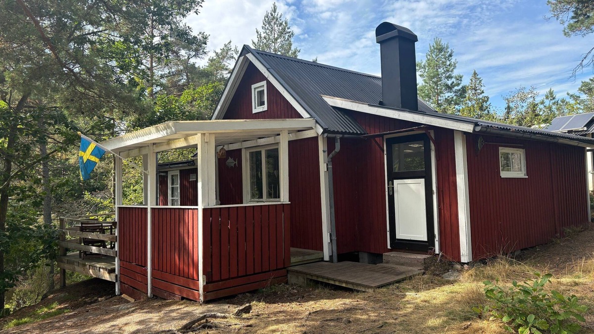 Hogsby Municipality House | Hus Sinnermåla - Forest cabin by the lake in Småland for nature lovers & anglers