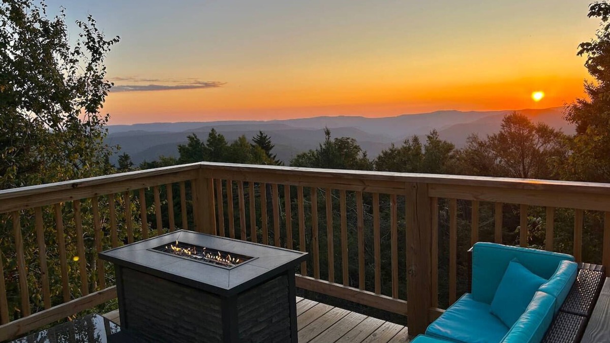 Snowshoe Ski Chalet | Hutch 1- 2 Min Walk to Slopes, Great Mountain View