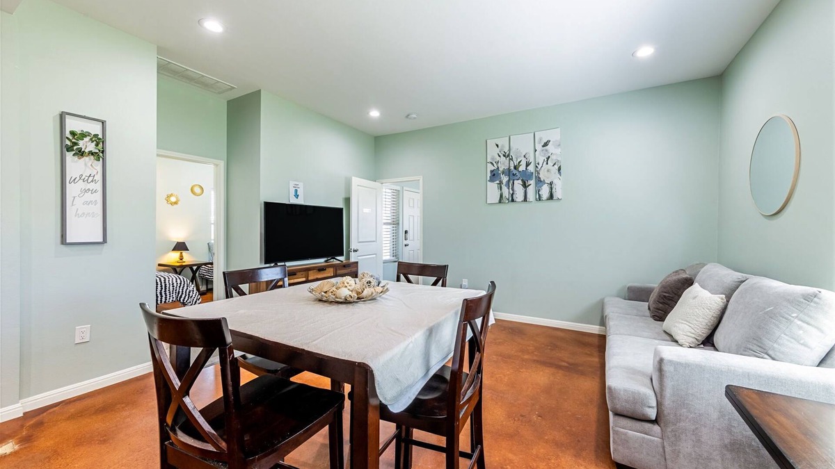 Hutto House | Hutto Casita 5 min from Kalahari Resorts & Dell Diamond!