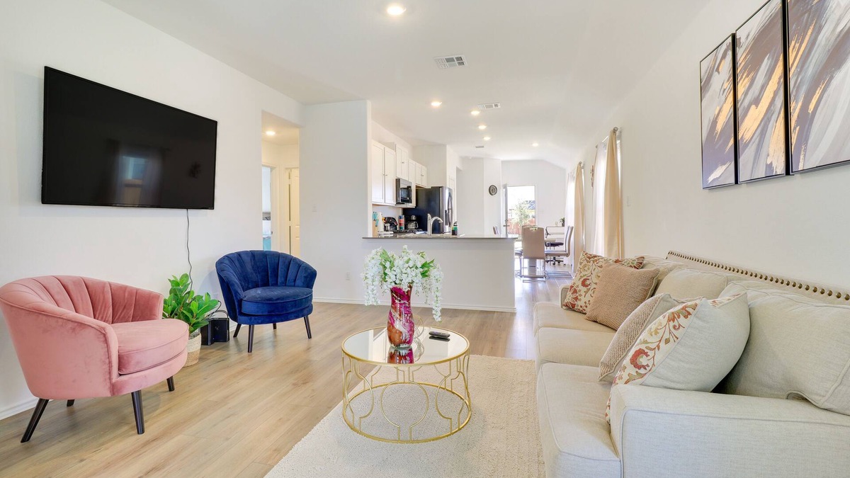 Hutto House | Hutto Getaway w/Yard, 9 Mi to Lake Pflugerville!
