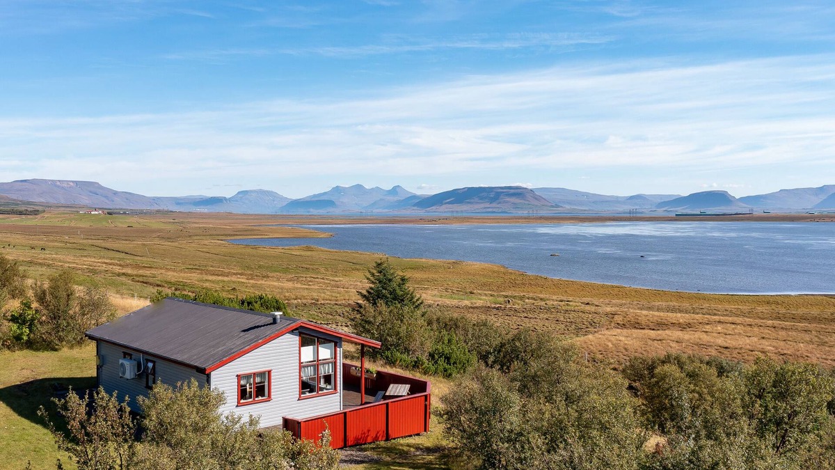 Hvalfjarðarsveit Cottage | Hvalfjarðarsveit Cottage with Large Wooden Deck, Mountain View + Great Location