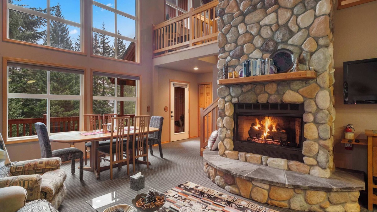 Hyak House | Hyak | 5 mins to Ski Hill | Fire Place
