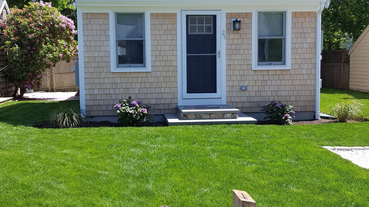 Hyannis Cottage | Hyannis, Cape Cod: Sunny Seaside Cottage-3 min. stroll to the beach !