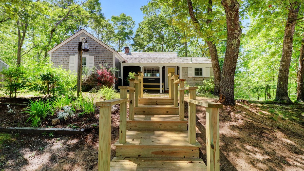 Hyannis Port House | Hyannis Port Cottage with Access to 3 Beautiful Ocean Beaches!
