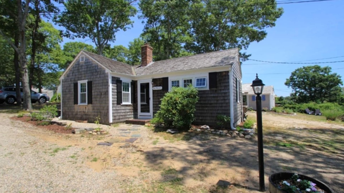 Hyannis Port Cottage | Hyannis Port Seaside Cottage for the Price of a Hotel Room !