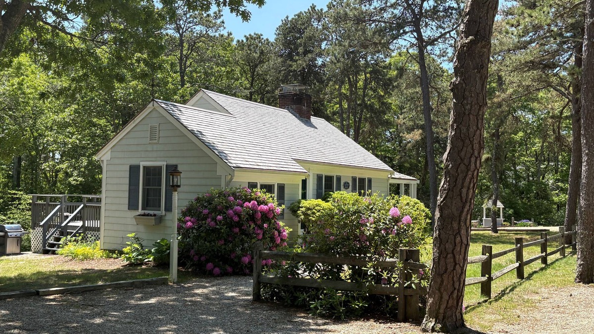 Hyannis Port House | HyannisPort 2BR Cottage w/King and Queen Beds. 5-min walk to 3 Ocean Beaches!