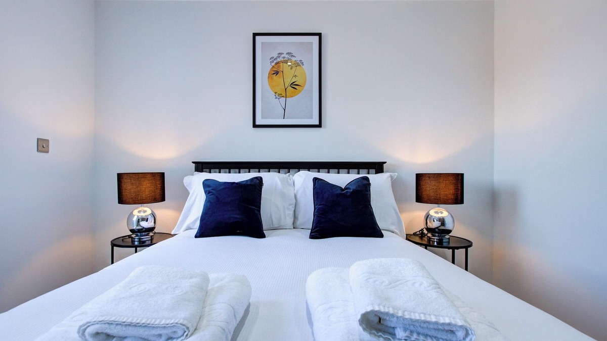 Uxbridge North Apartment | Hybrid Resi - Uxbridge|3 Bed Apartment