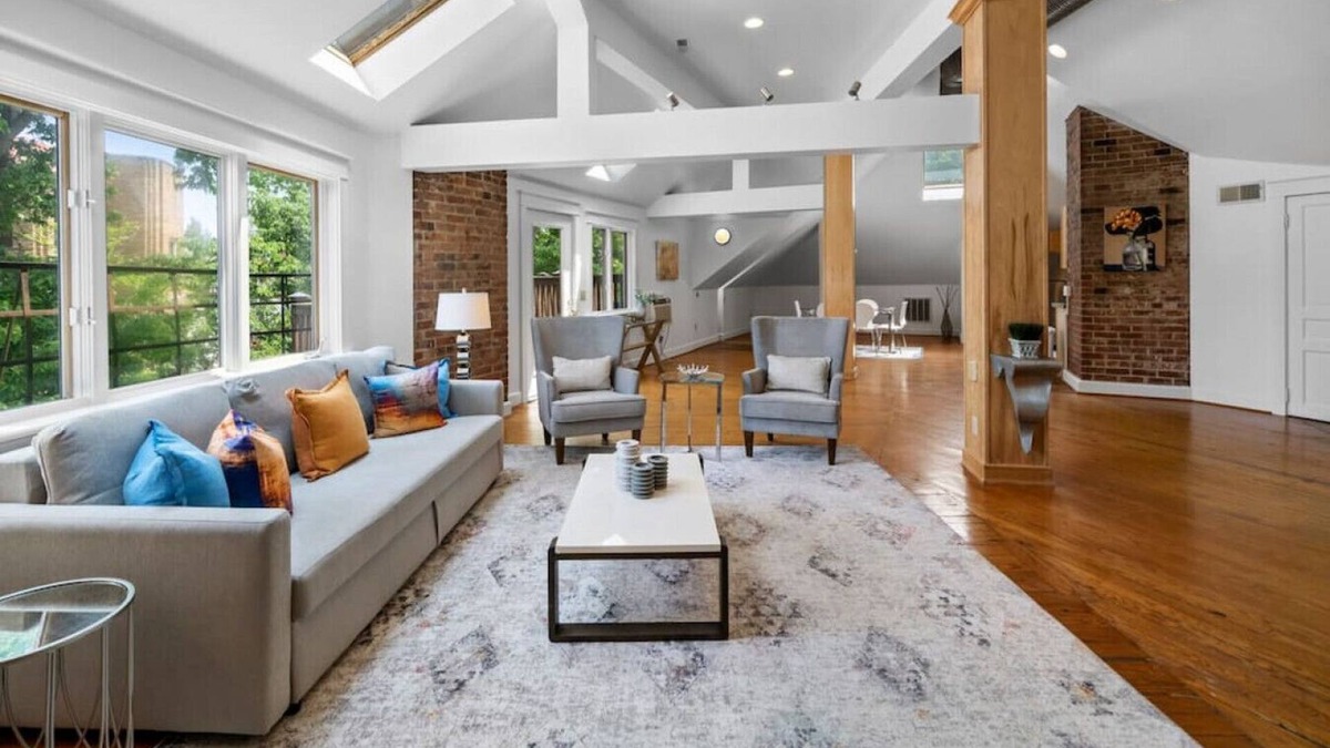 Hyde Park Apartment | Hyde Park 2BR/2BA Penthouse with Private Patio